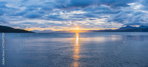 Obraz na płótnie Sonnenuntergang am Ofotfjord mit Blick auf die Lofoten