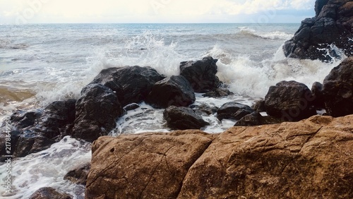 Fotografía Rocky stone beach on the wild Black Sea coast.