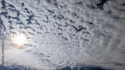Foto Altocumulus clouds texture pattern with bright sun overlay sky background