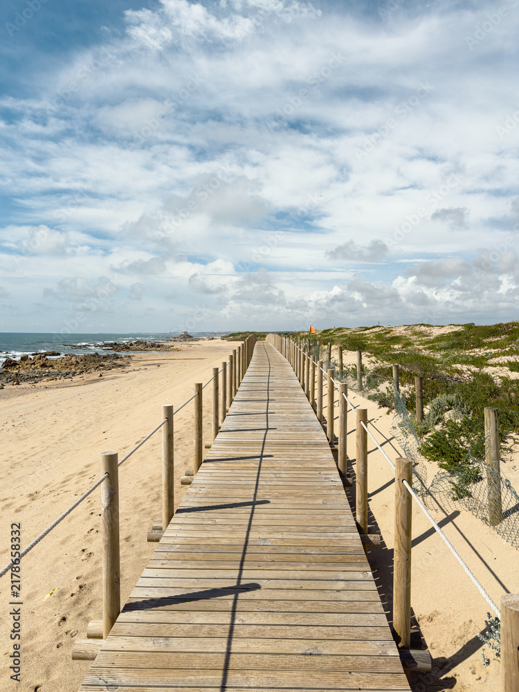Obraz premium Wooden Boardwalk in Miramar Portugal