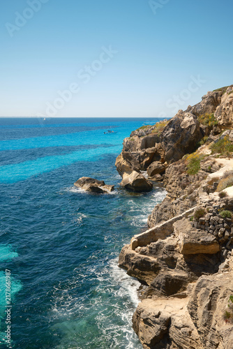Foto Scenic view of turquoise sea and rocky cliffs at Favignana island in Sicily Ital