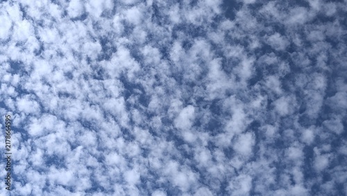 Foto Dense altocumulus cloud texture full frame blue sky background
