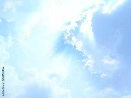 Foto Ethereal Blue Sky with Radiant Sunbeams Through Soft Clouds