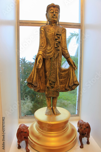 Canvas Print golden buddha statue in a temple