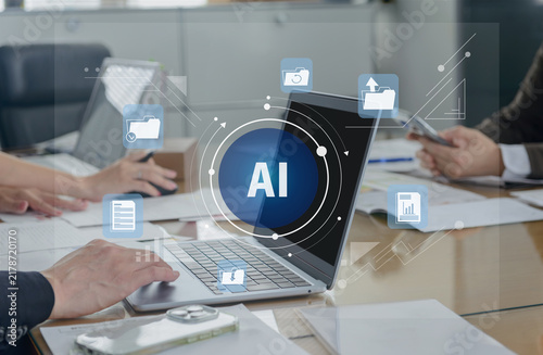 AIを活用した業務効率化とDX推進　オフィスでのパソコン作業イメージ