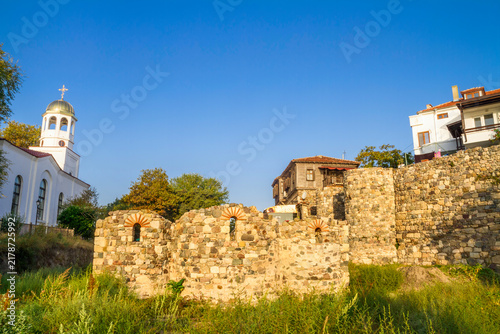 Foto City landscape - Orthodox church and ancient ruins in the town of Sozopol on the