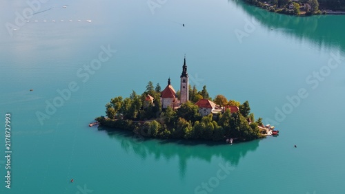 Canvastavla L'île de Bled et son clocher se reflétant dans les eaux turquoise du lac, Slovén