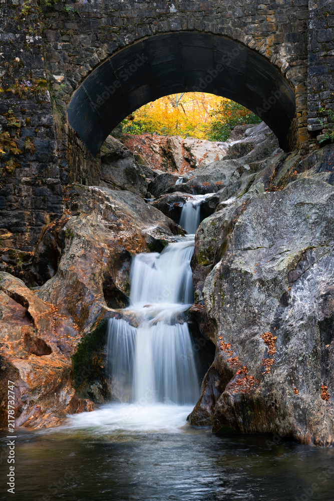Obraz premium waterfall under rock bridge, blue ridge mountains