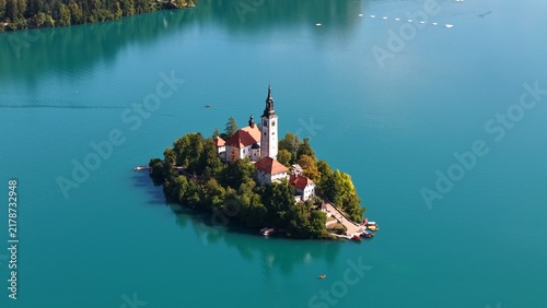 Cuadro en lienzo L'île de Bled et son église baroque au cœur d'un lac aux eaux turquoise éclatant