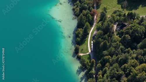 Konstfotografi Eaux turquoise translucides et rive boisée du lac de Bled vues du ciel, Slovénie