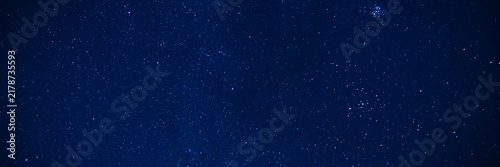Foto Deep blue starry night sky filled with countless stars and subtle celestial patterns
