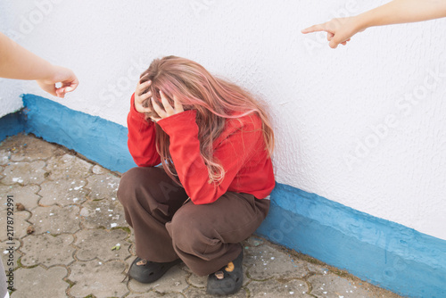 Canvastavla children harass the child, bully him, point at him