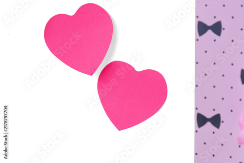 Bild auf Leinwand Pink paper heart shapes with patterned fabric on white background