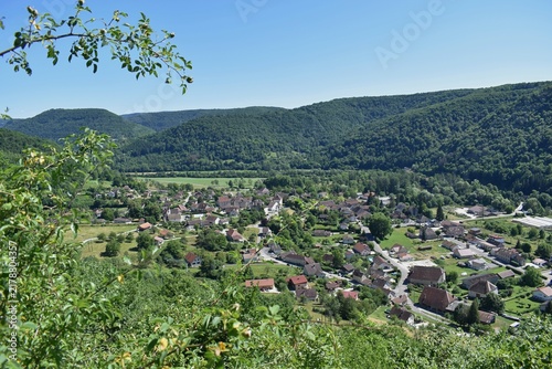 Vue panoramique du village de Montgesoye depuis le belvédère de La Thuyères, Doubs, France.