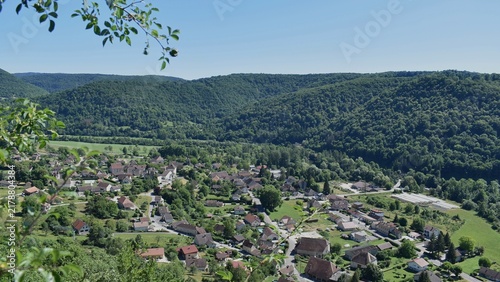 Vue panoramique du village de Montgesoye depuis le belvédère de La Thuyères, Doubs, France.