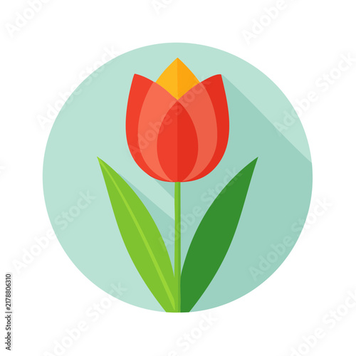 Minimalistyczna, wektorowa ilustracja symetrycznego tulipana o czerwono-pomarańczowych płatkach i dwóch zielonych liściach.