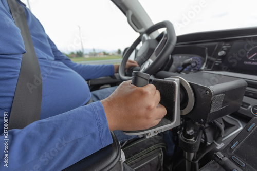 Foto A man with a disability operates a modified car with adaptive controls on a road