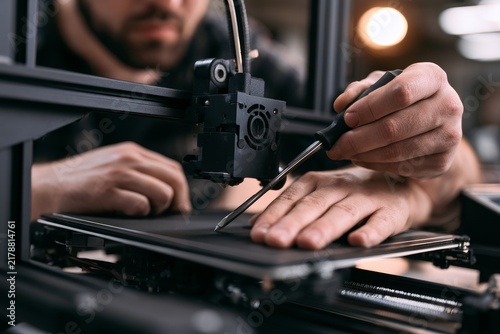Obraz na płótnie Engineer maintaining 3d printer creating new prototypes