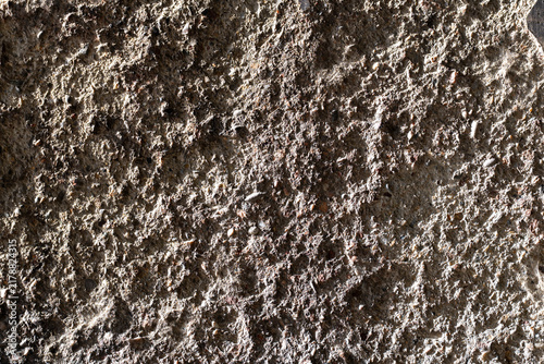 Fotografía Detailed close-up of a rough weathered concrete surface with exposed aggregate, pores and irregular natural construction texture