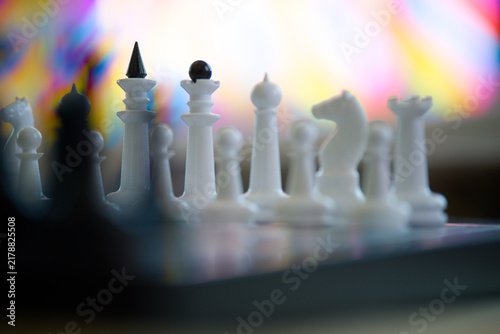 Fotografía Close-up of chess pieces with shallow depth of field and bright abstract bokeh,