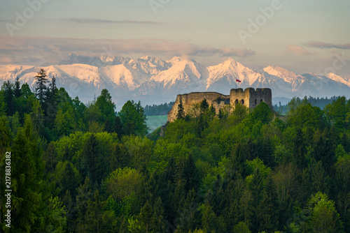 Cuadro en lienzo The ruins of a castle on a hill overlooking a lake, with a view of the mountains