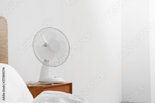 Canvastavla Electric fan on table in bedroom