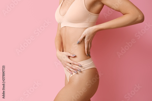 Foto Young woman in underwear on pink background, closeup