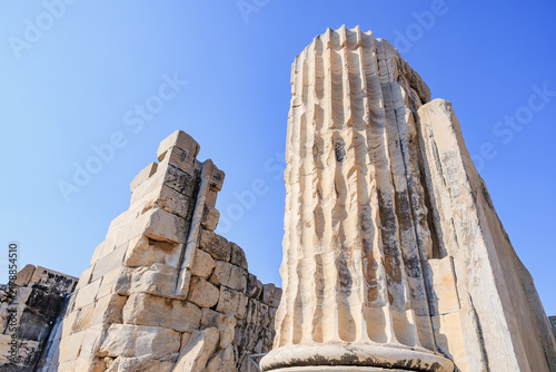 Obraz na plátne Ancient Greek ruins with doric column under blue sky