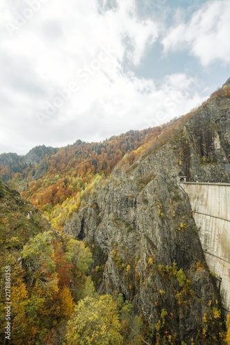 Fotografie Hydrological infrastructure in Vidraru Dam with surrounding natural terrain show