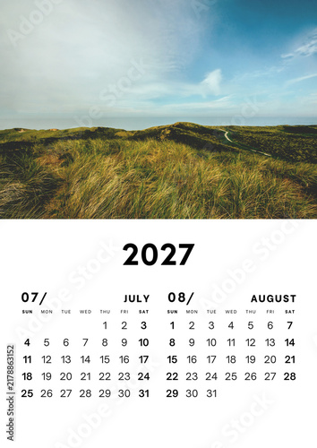 Foto Minimalist 2027 calendar featuring windswept coastal dunes, golden grasses, rolling sandy hills, and a bright blue sky in a serene natural landscape