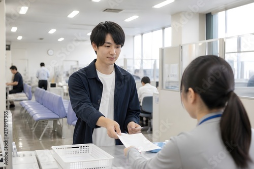 Plakat 役所の窓口で転入の手続きをする男性