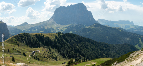 Fotografía Panorama of a rugged Dolomite massif with a ski lift Italy