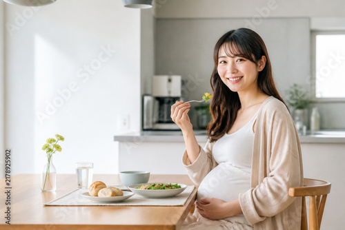 Plakat w ramie ダイニングで食事をする笑顔の妊婦 Generative AI