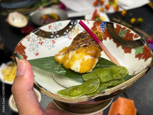 Plakat 香ばしい焼き目と艶が食欲をそそる鯛の味噌焼き 枝豆添え
