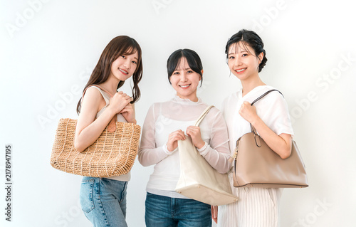 Bild auf Leinwand バッグを持って休日のお出かけを楽しむ笑顔の女性3人