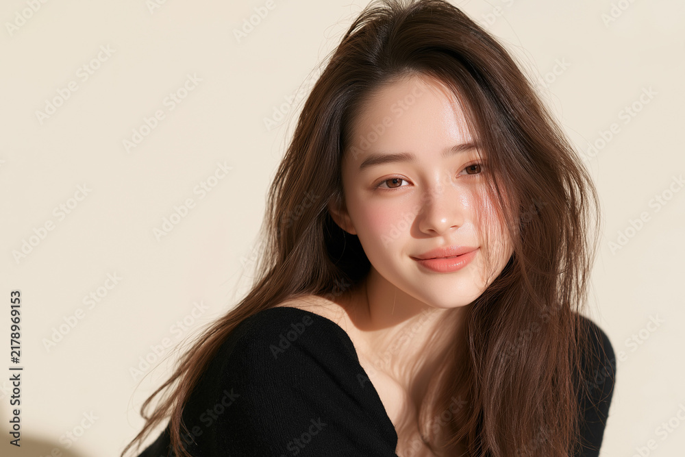 Obraz premium 美容, 女性, スキンケア, 化粧品, ビューティー, 若い女性, 美肌, 日本人, アジア人, フェイシャル, メイク, 美容液, 保湿, クリーム, エイジングケア, 美容医療, エステ, 美容クリニック, 肌ケア, ナチュラルメイク, 透明感, ツヤ肌, モデル, 笑顔, ポートレート, クローズアップ, リラックス, 癒し, 健康的, 美白, コラーゲン, ヒアルロン酸, アンチエイジング