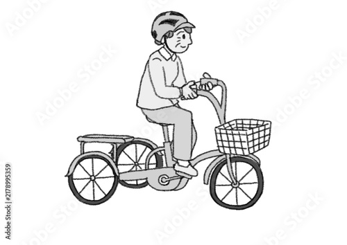 自転車用ヘルメットをかぶり大人用三輪車に乗るシニア女性の白黒イラスト（高齢者・努力義務・交通安全・三輪自転車・移動手段・モノクロ・JPG素材）