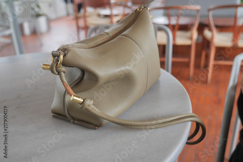 Foto Handbag resting on a table in a cafe setting