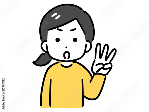 指を3本立てて紹介している私服の若い女性