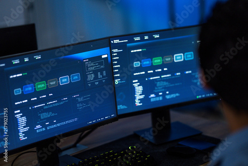 Fotografía An over the shoulder frame of an analyst entering a command frames the calm rout