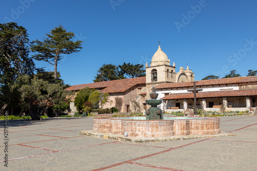 Obraz na płótnie courtyard of the Carmel Mission Basilica, the mission of San Carlos Borromeo, fo