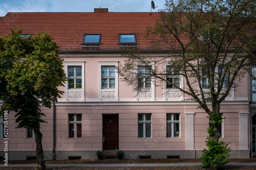 Canvastavla Historic pink residential building in Kremmen, Brandenburg, Germany