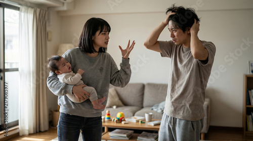 Plakat 赤ちゃんを抱く母親と頭を抱える父親が激しく言い争っている修羅場