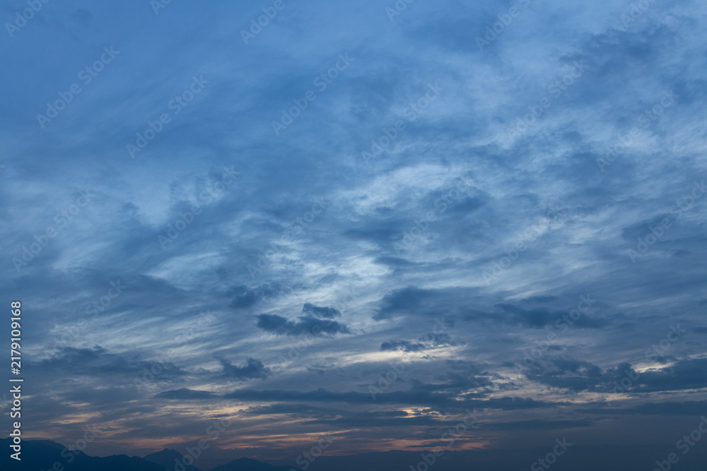 Obraz premium Cloudy sky over mountains during twilight