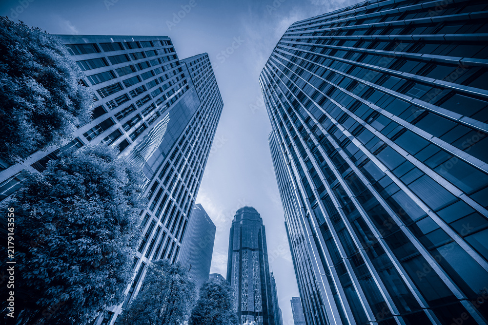 Fototapeta premium Captivating Urban Skyline Architecture: A Stunning Perspective of Modern Towers Against the Sky