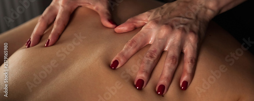 Fotografía Relaxing Wellness Massage in Serene Medical Office Environment