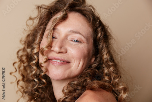Canvastavla Authentic middle aged woman with natural skin without retouching smiles gently