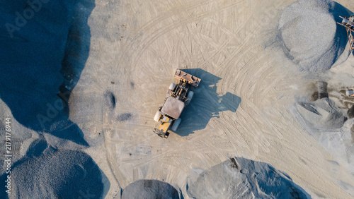 Cuadro en lienzo Wheel Loader in the Middle of an Aggregate Stockpiling Area