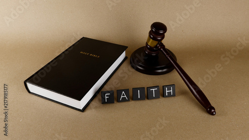 Canvastavla Holy Bible, FAITH word tiles, and a judge's gavel are symbolizing the interplay