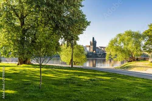 Foto View of charles bridge and tower vltava river, green trees and grass